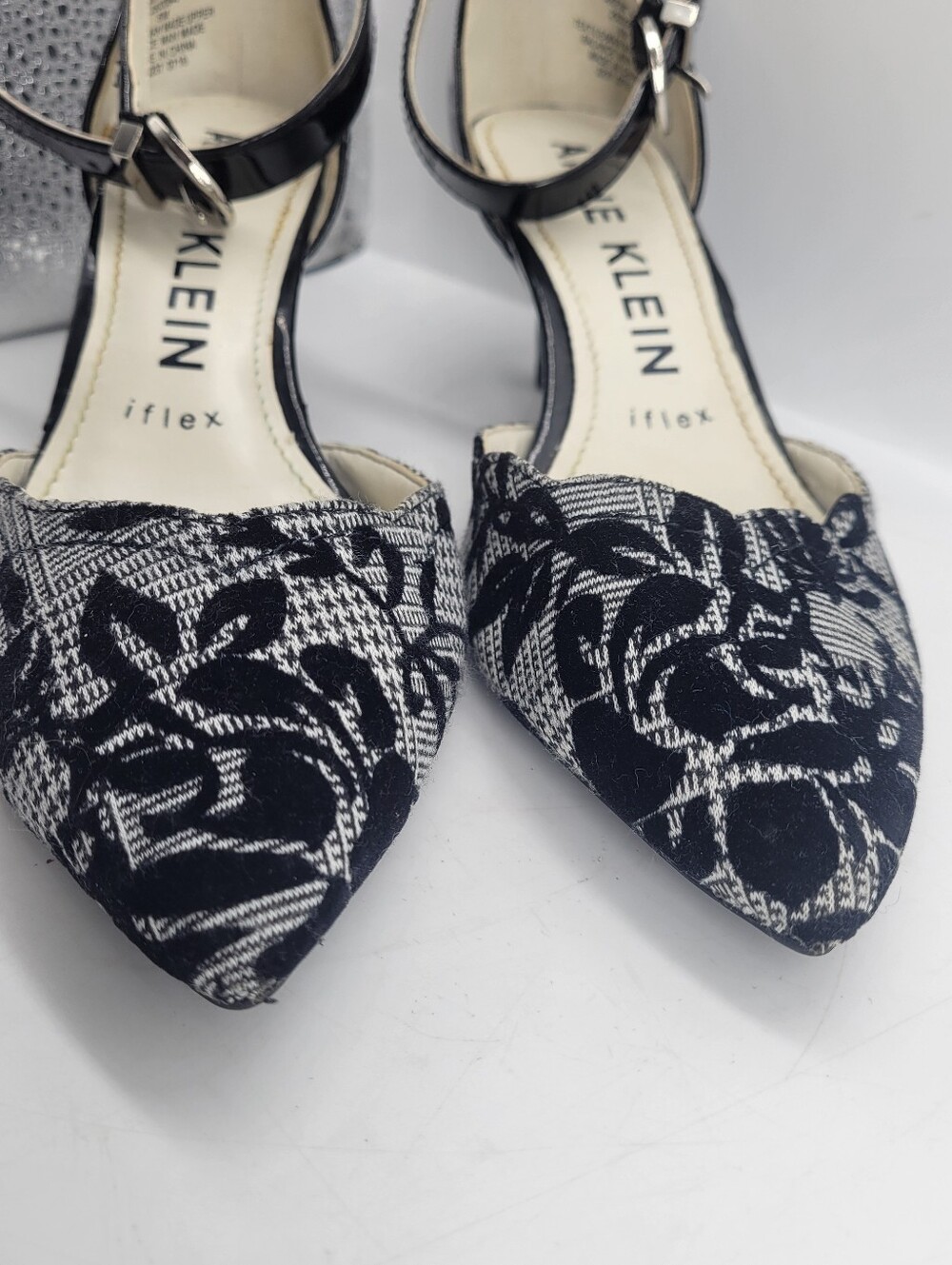 Anne Klein "iFlex" black and white Pointed ankle strap size 6M floral lace - Picture 8 of 10